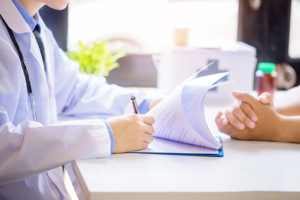 Médico atendiendo un paciente en una clinica